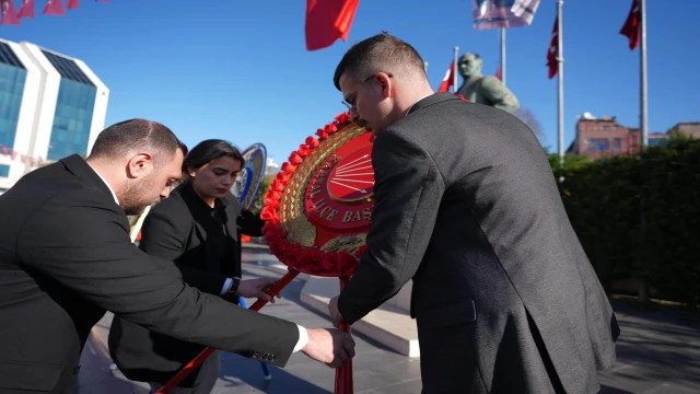 CHP KARTAL İLÇE BAŞKANI ATATÜRK ANITA ÇELENK KOYDU