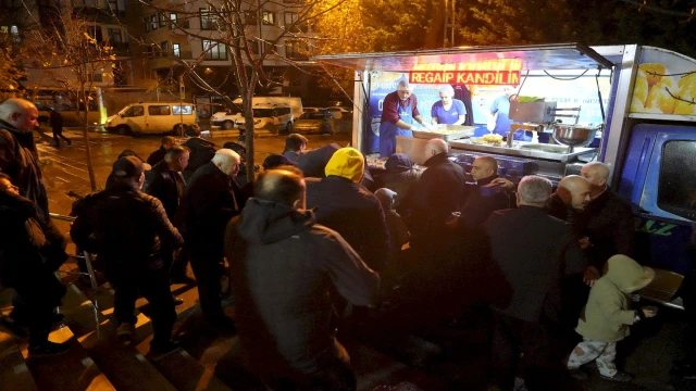 KARTAL’DA REGAİP KANDİLİ DOLAYISIYLA ÜÇ CAMİDE LOKMA VE KANDİL SİMİDİ İKRAMI