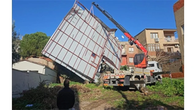 İzmir Büyükşehir Belediyesi ekiplerinin sağanak ve fırtına mesaisi