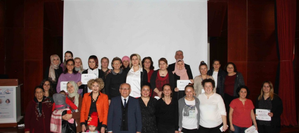 Aile Okulu Katılımcıları Sertifikalarını