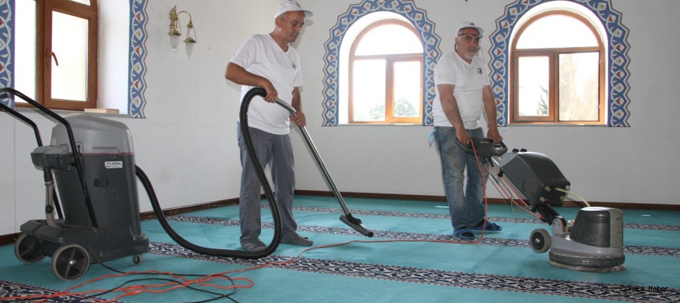 Bayram Öncesi İbadethanelerde Temizlik Seferberliği Başlattı