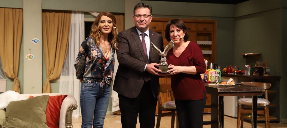 Dünya Tiyatrolar Günü’nde Kartal Belediyesi’nden Ünlü Oyuncuya Onur Ödülü