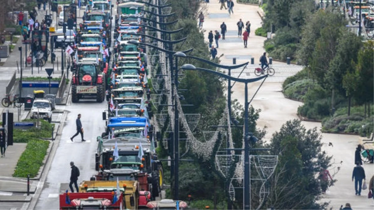 Fransa'da çiftçiler tarım politikasına tepki göstererek otoyolu trafiğe kapattı - DÜNYA - Ulusal ve Yerel Medyanın Gücü