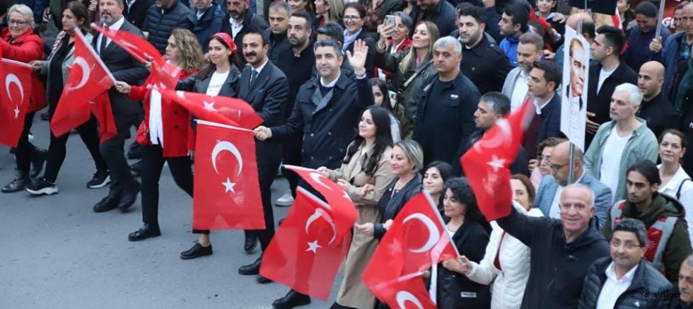 Kartallılar, Göksel’in Şarkılarıyla 19 Mayıs Coşkusunu Yaşadı