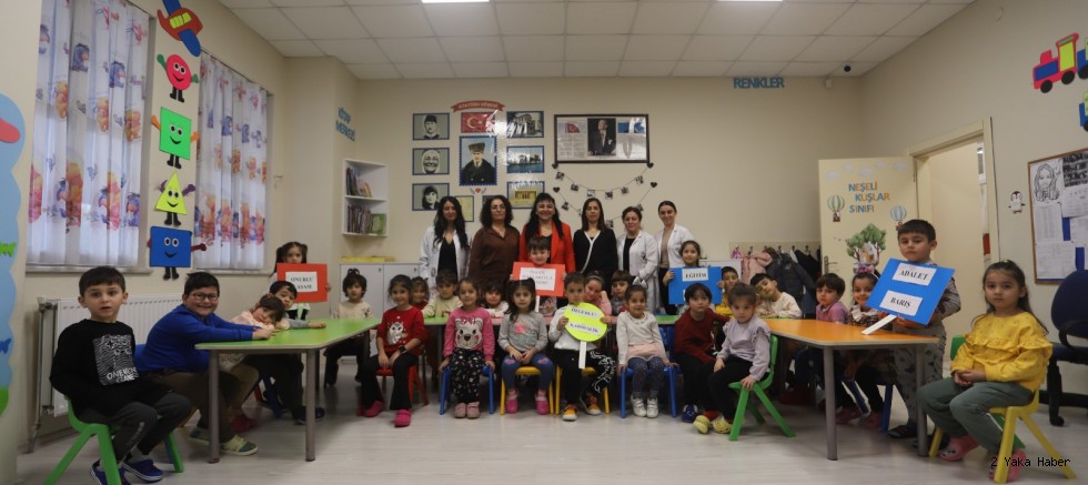 Kreş Öğrencilerinden ‘İnsan Hakları ve Demokrasi’ Mesajı