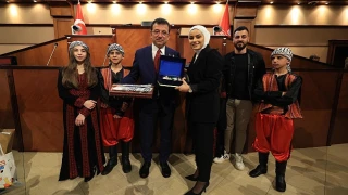 İBB Başkanı Ekrem İmamoğlu, 15 farklı ülkeden Uluslararası 23 Nisan Çocuk Festivali’ için İstanbul’a gelen çocukları, Saraçhane’deki tarihi Meclis Salonu’nda ağırladı